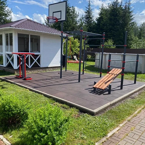 Во дворе частного дома